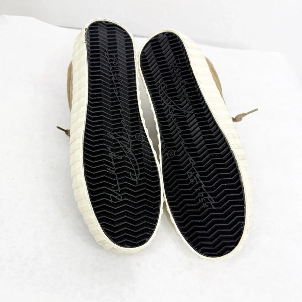 NEW Vintage Havana Beyond 2 Suede Leather Fashion Sneakers with Star, Size 9